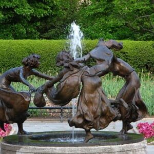 Antique Bronze Water Fountain Statues with Female Hand in Hand